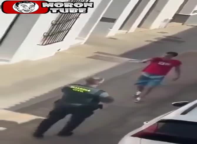 Video :A man with a knife threatens multiple Civil Guard officers in Spain